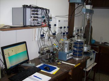 Triaxial apparatus for static and dynamic testing