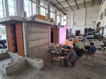 Квазистатичко испитување на бетонски конструкции со исполна од тула со иновативен систем за изолација на конструкција - исполна. Реактивен модел и испитуван модел