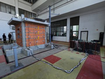 Тестови на виброплатформа. Одговор на конструкција со исполна од тула и иновативен систем за изолација на конструкција - исполна.